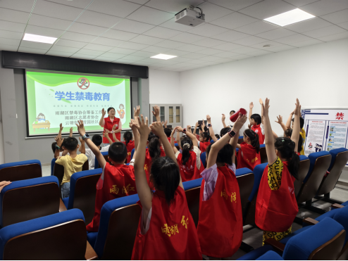 雪园社区学校：组织学生参观雨湖区禁毒教育基地