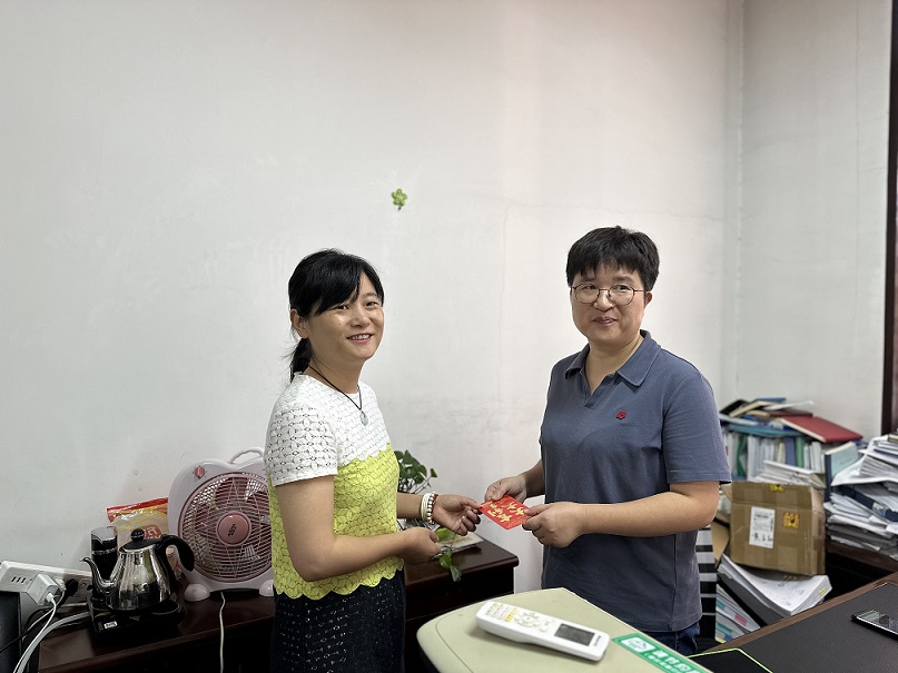 区商务局：“八一”送温暖，慰问传真情