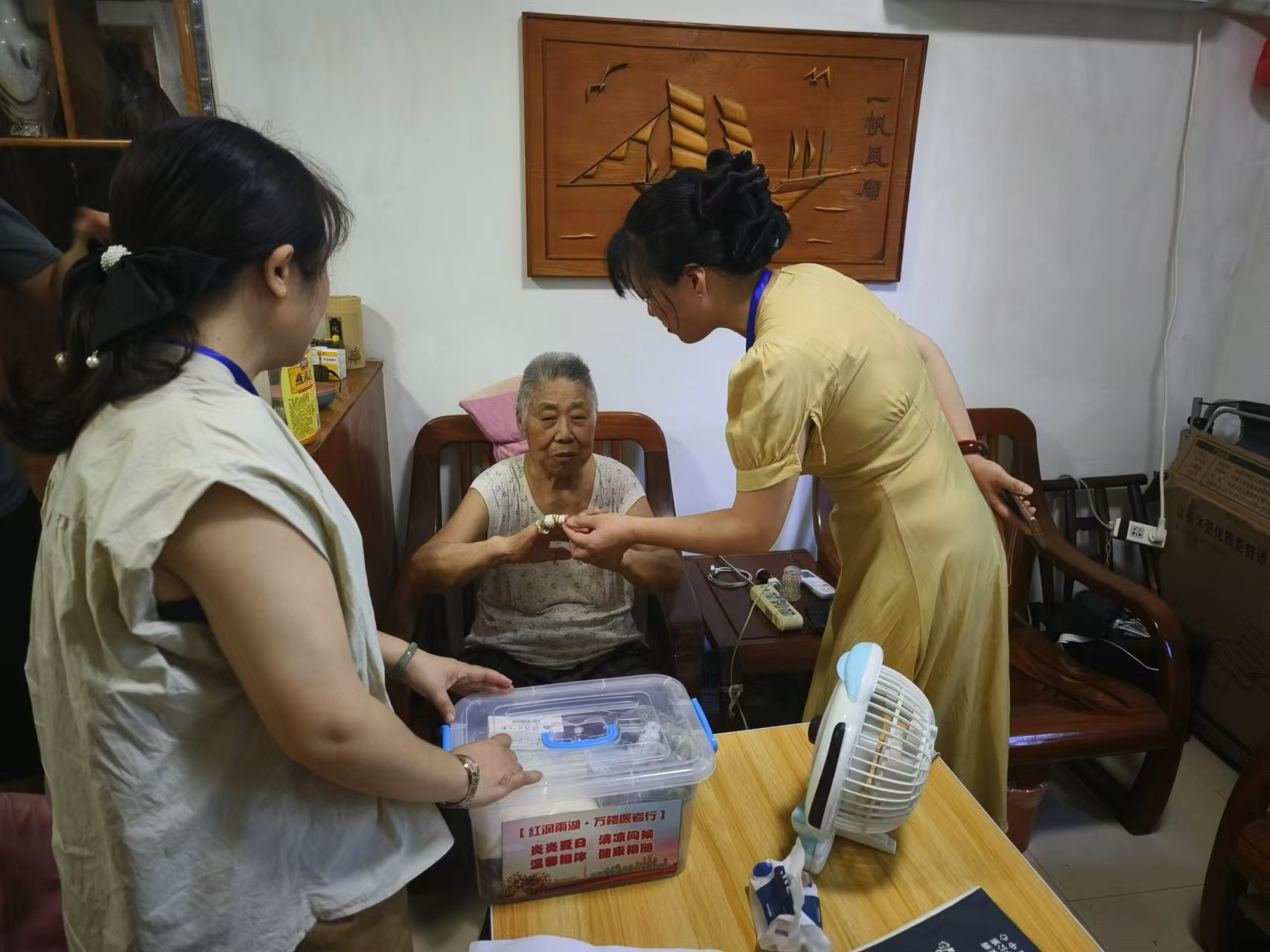 万楼街道社区卫生服务中心开展“高温送清凉，关怀暖人心”走访慰问活动