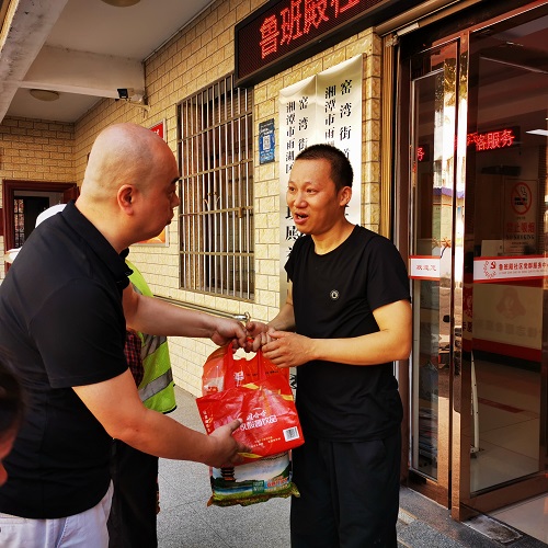 鲁班殿社区：夏日送清凉，情暖人心间
