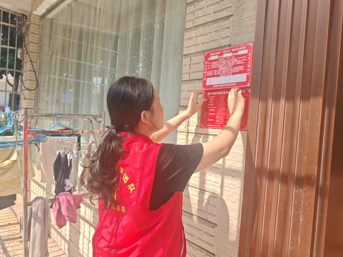 长城乡卫生院：张贴便民服务卡，搭建健康“连心桥”