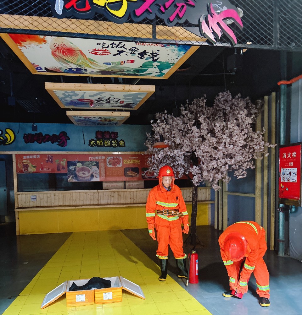 【平安雨湖】车站路社区：消防演练进商圈  共筑平安“防火墙”