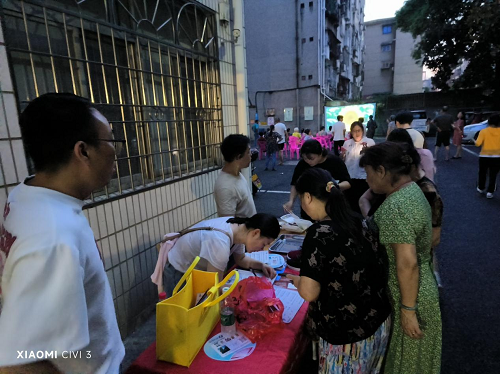 罗祖殿社区：开展“露天电影进区块”观影活动