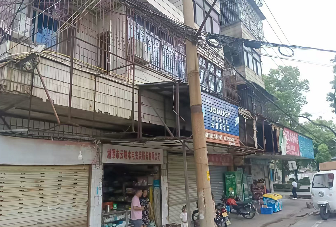 【八大行动】公园社区：清除隐患广告招牌 确保市民“头顶安全”