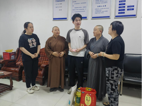 云塘街道：云居寺资助困难学子 善心善举照亮求学路