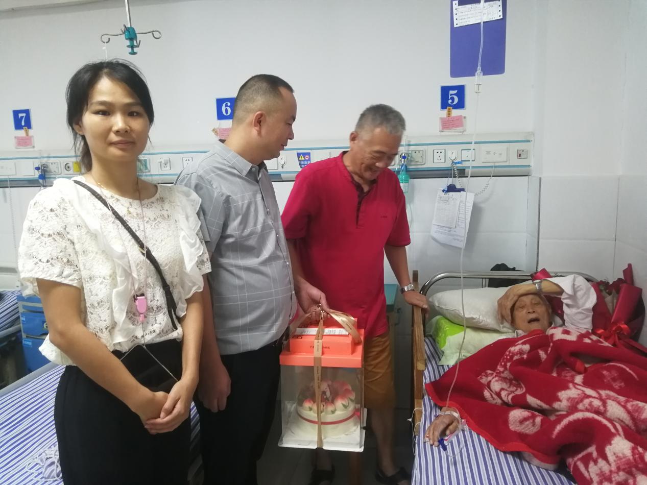 古梁巷社区：为97岁退役老兵送上生日慰问
