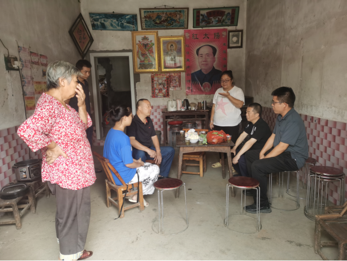 爱心汇聚 共筑未来——石龙村开展关爱下一代爱心慰问活动