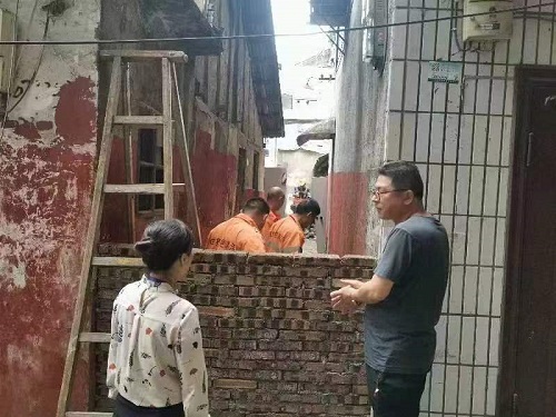 【心连心走基层、面对面解难题】龙子巷社区：区城管执法局及时维修公共厕所，为居民排忧解难