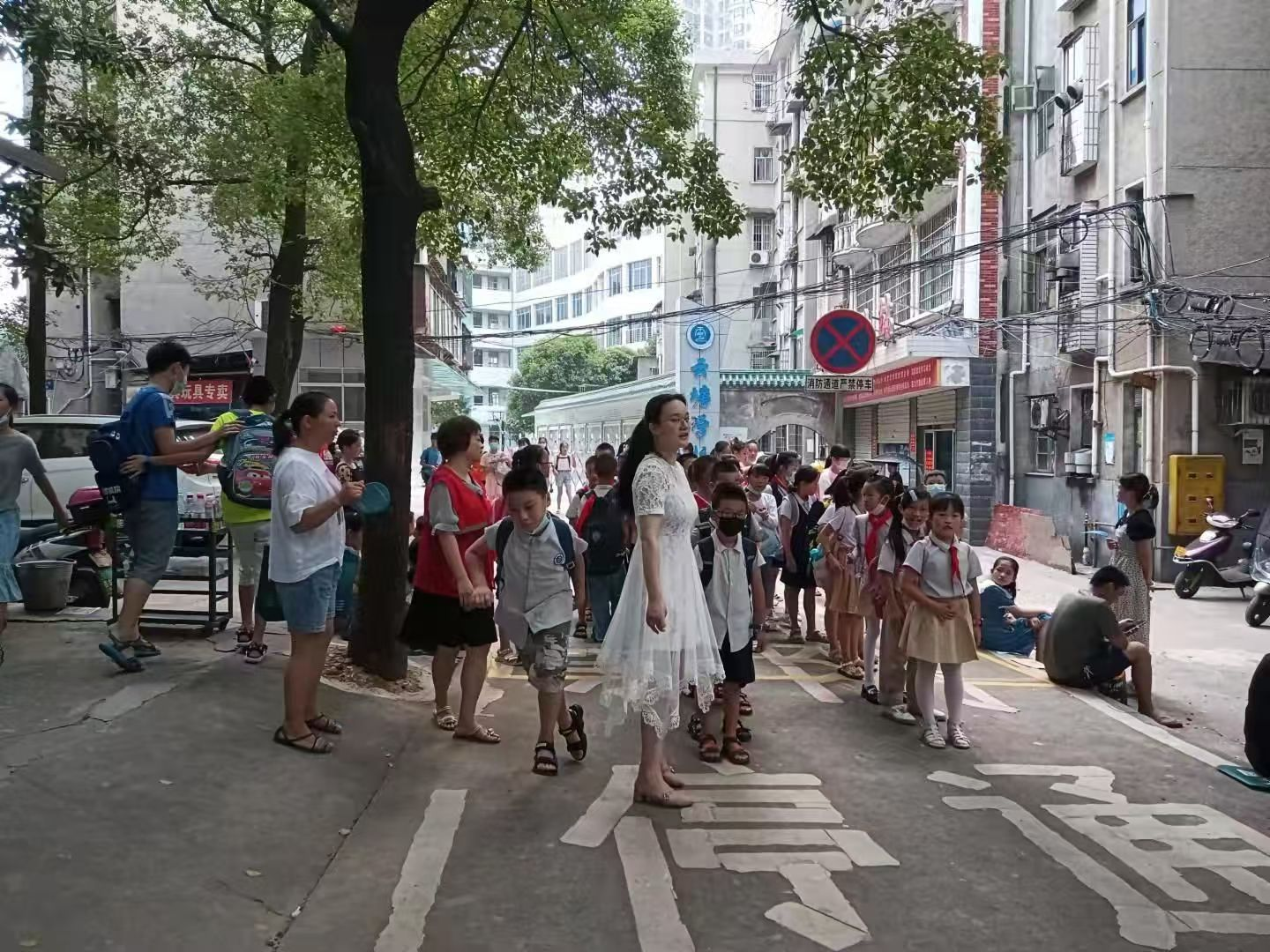 万新社区：开展“安全出行 陪伴成长”交通安全宣传活动
