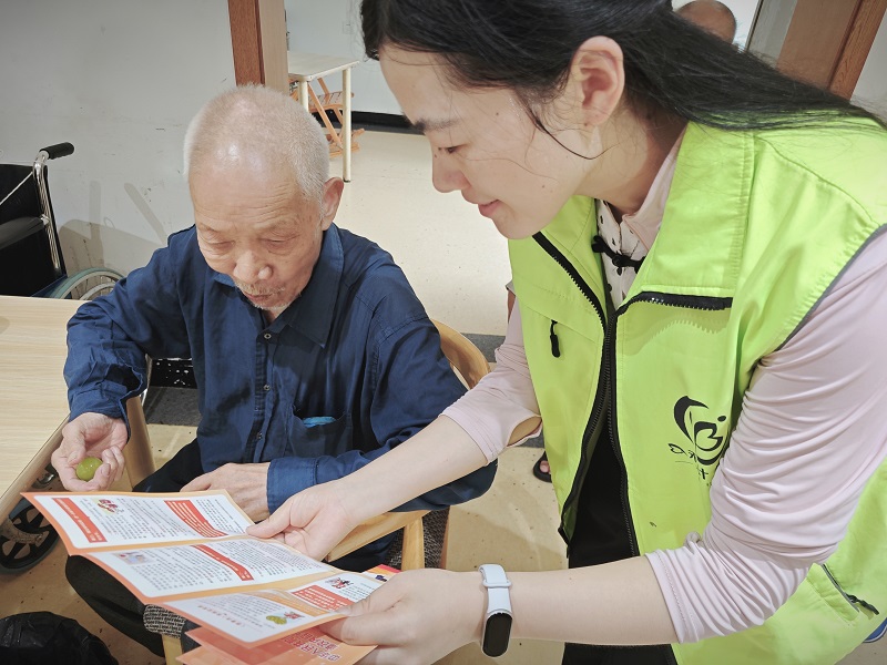 鹤岭镇社工站开展第九个中华慈善日活动