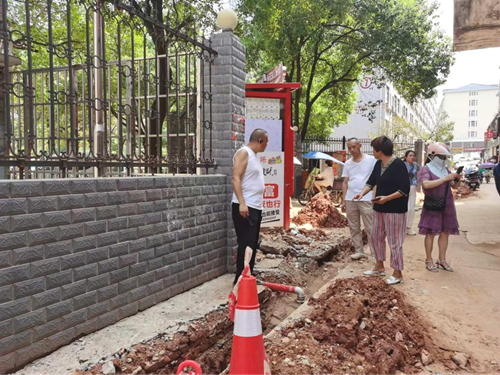 湘大社区：及时补修消防水管，全力守护居民安全