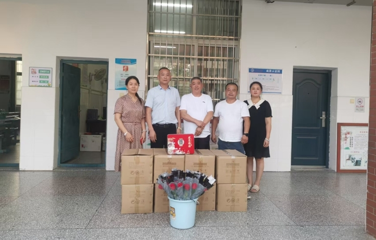 杉山社区开展教师节暖师心慰问活动