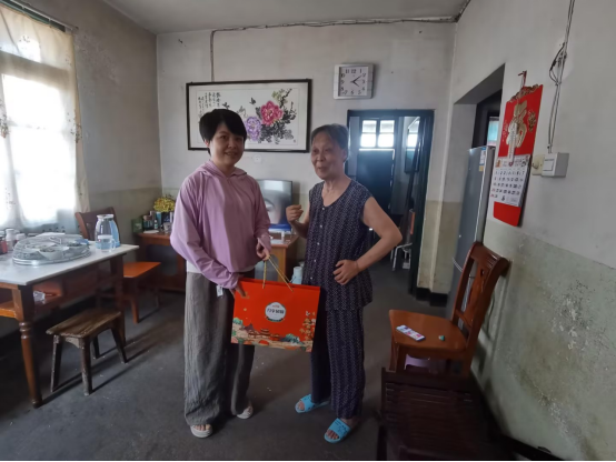 火车站社区：开展“真情关怀温暖人心”中秋节慰问特扶家庭活动