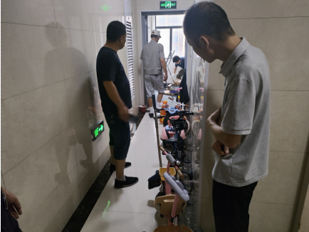 红旗社区联合东佳物业对小区消防楼道开展清理整治工作