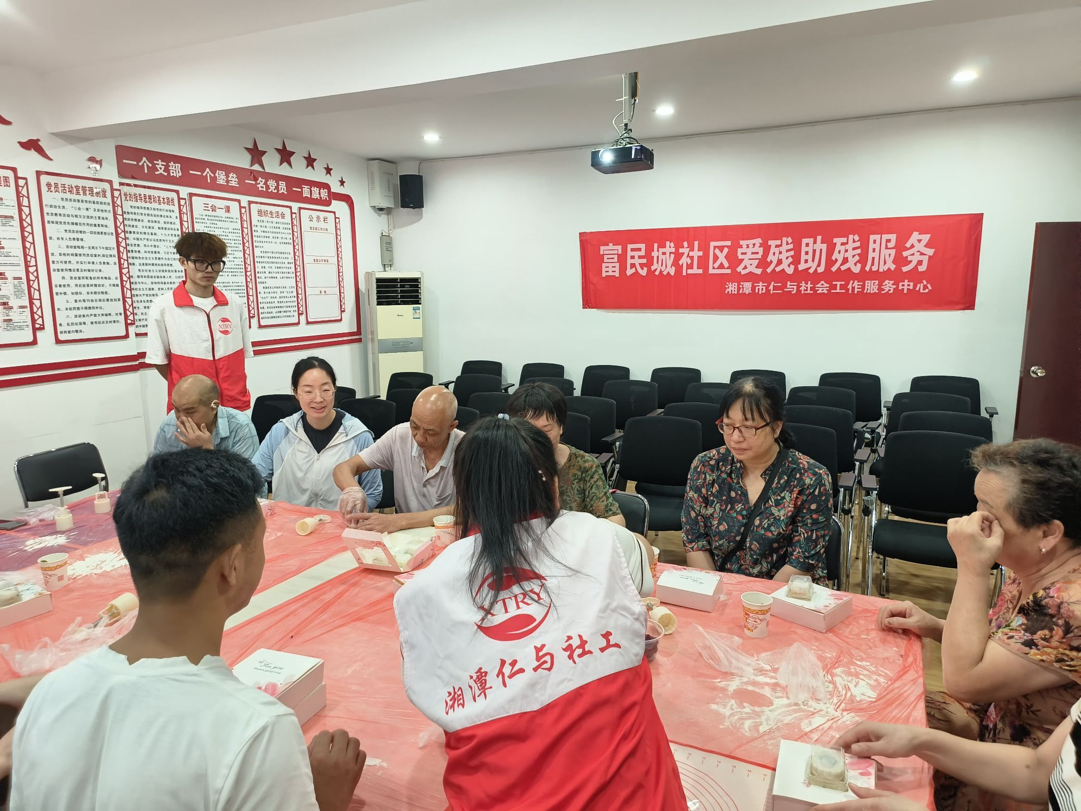 富民城社区开展“温情助残迎中秋，香甜月饼庆团圆”活动