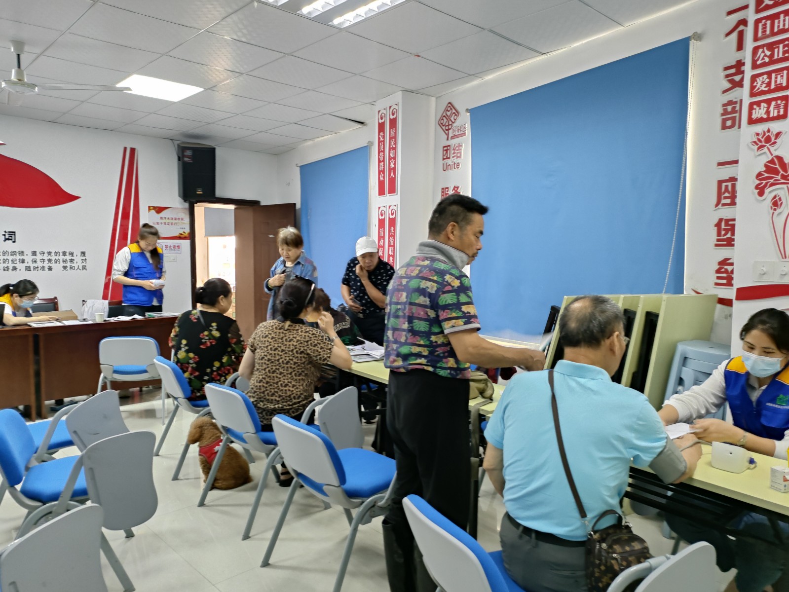 雨湖路社区：开展“关爱老人，免费体检”活动