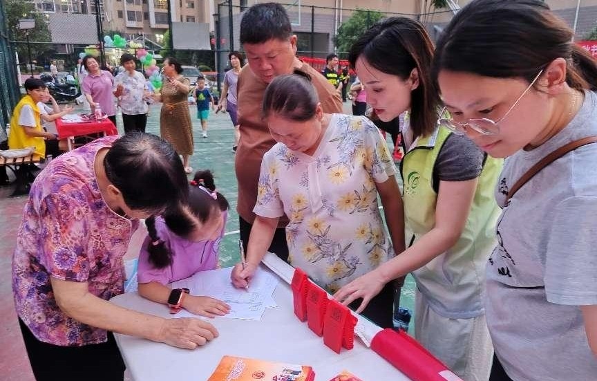 和平街道社工站开展”崇德向善  依法兴善”主题慈善月宣传活动
