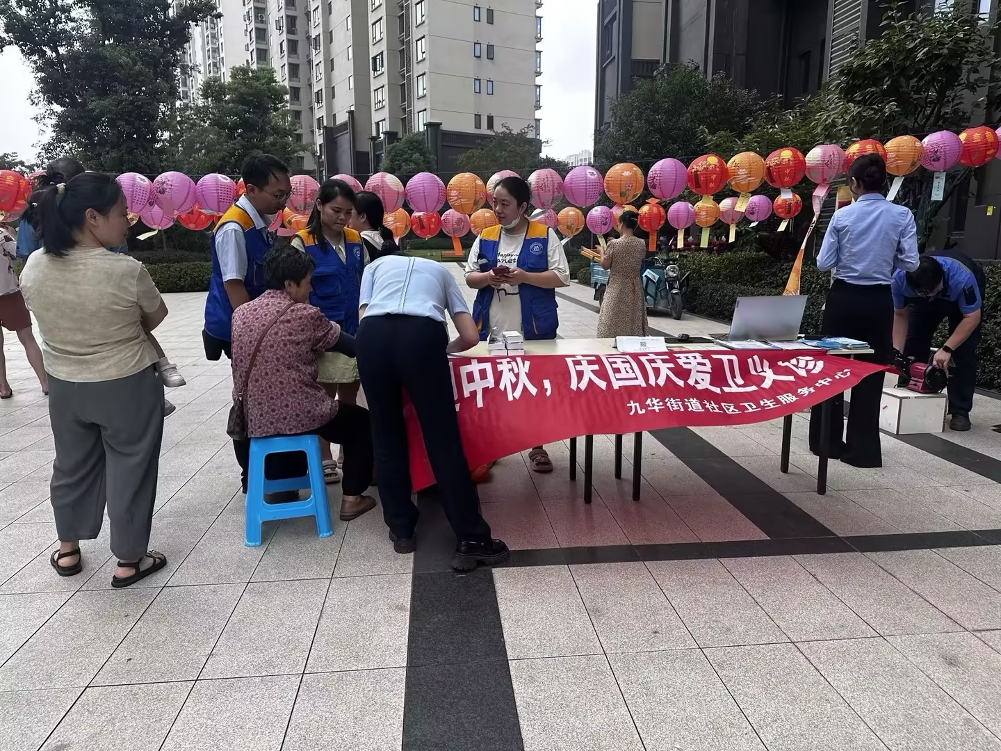 迎中秋庆国庆 九华街道社区卫生服务中心开展爱心义诊活动