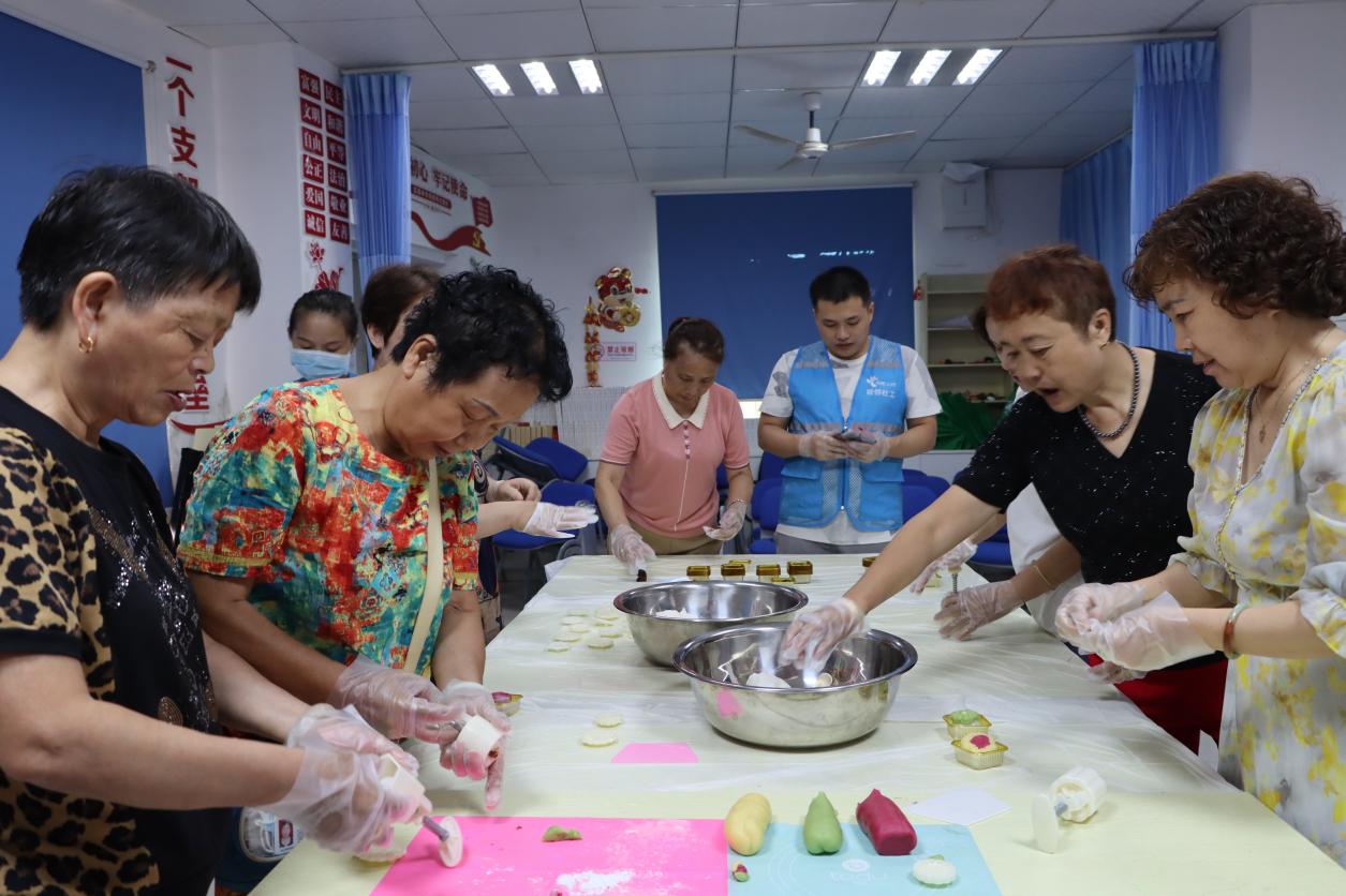雨湖路社区：开展中秋节走访慰问活动