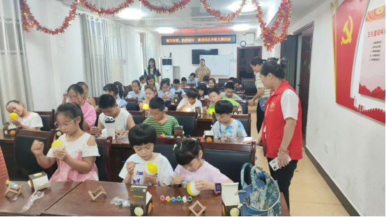 建设社区：开展“巧手绘月球 喜迎中秋”活动