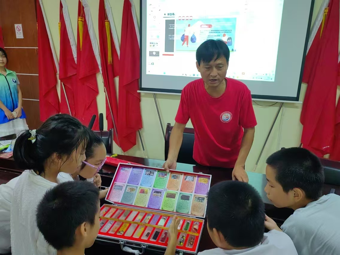 高坪村：开展防范青少年滥用涉麻精药品宣传活动