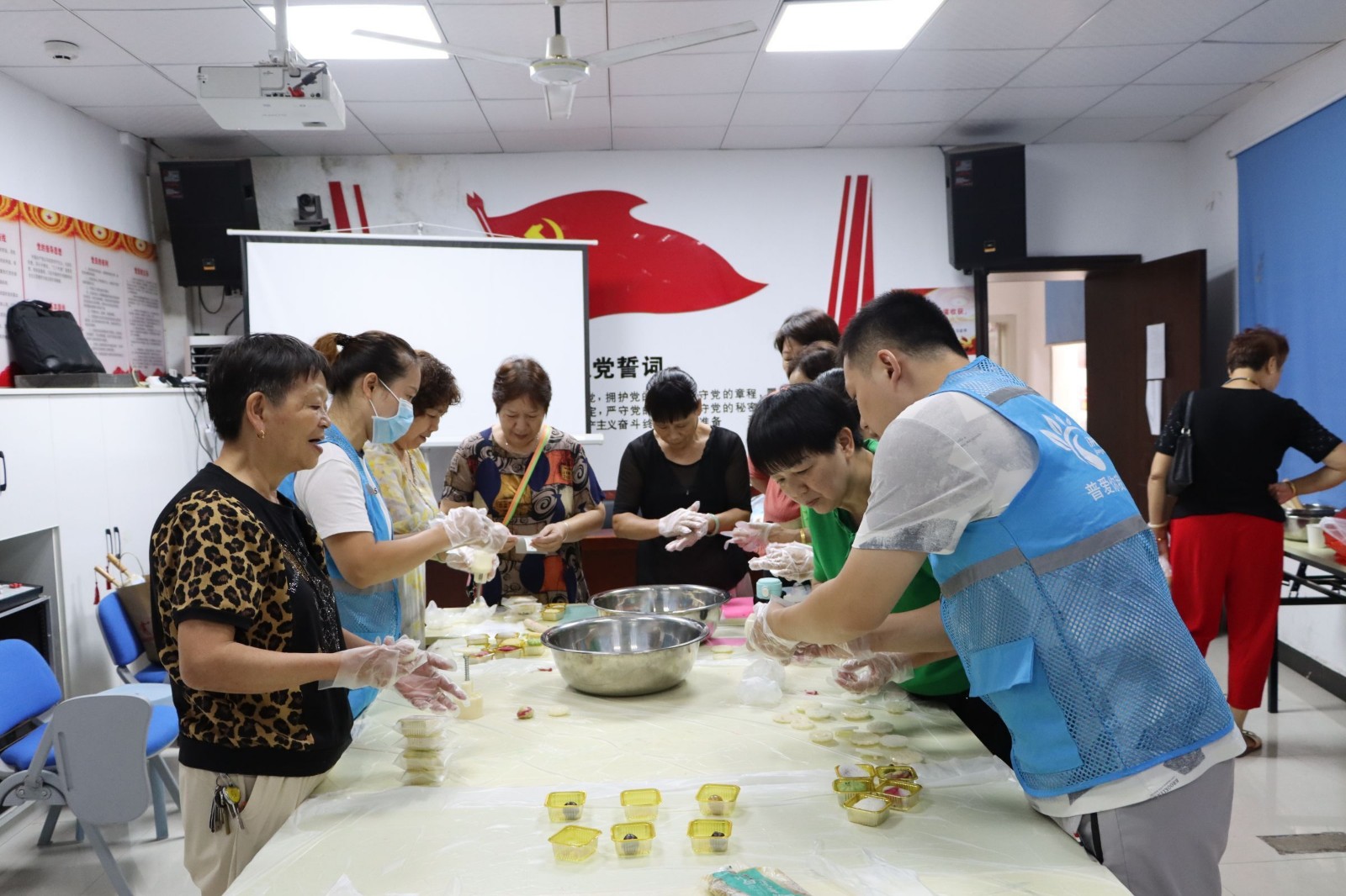 “月满中秋·冰皮传情”——雨湖路社区妇联开展中秋节做月饼活动