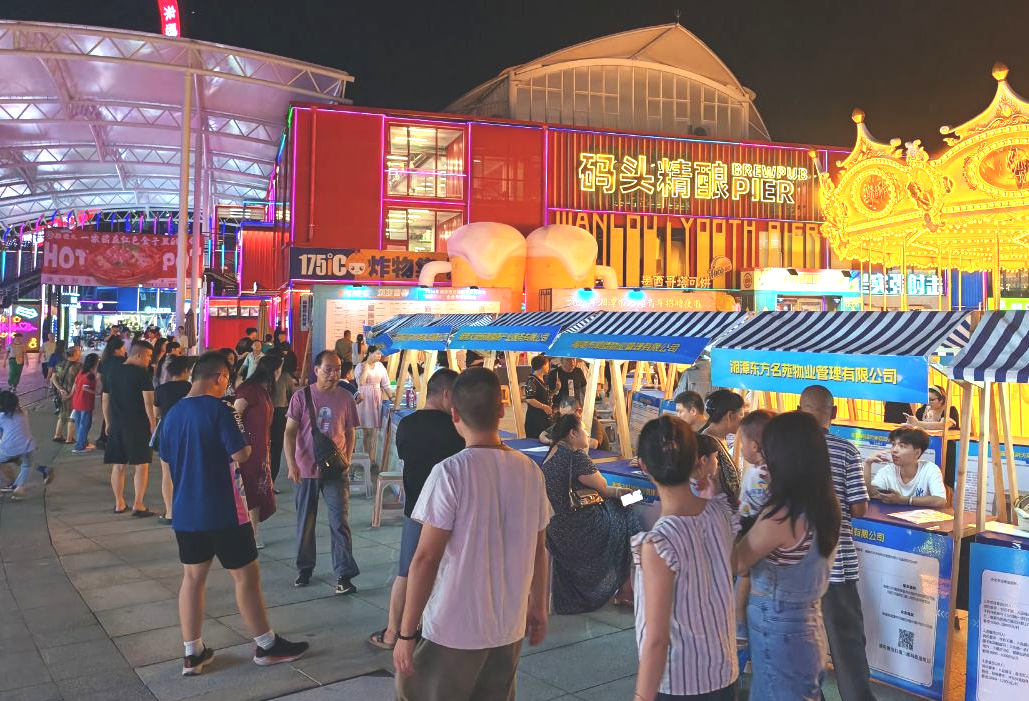 雨湖区就业服务中心：逛夜市找工作，开辟求职新途径