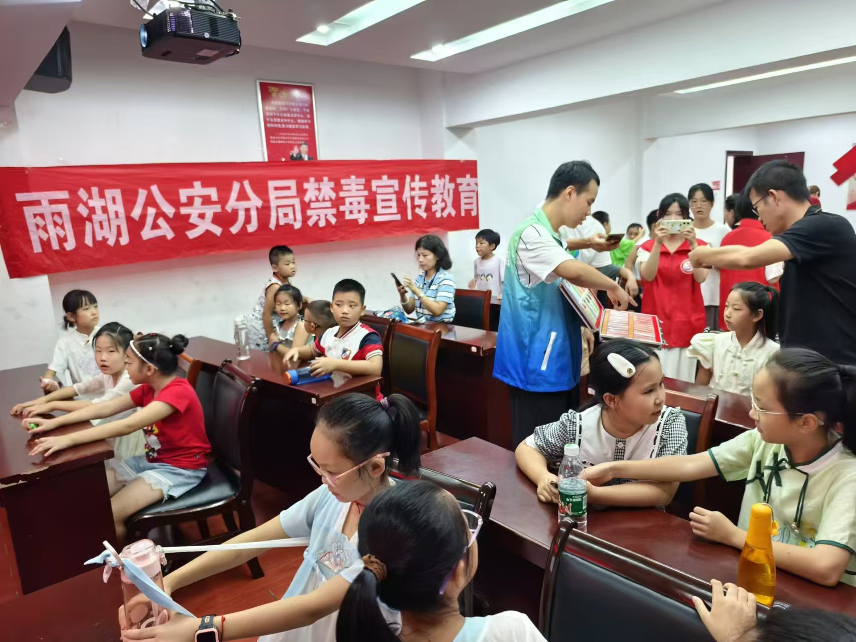 雪园社区：家社联动，筑牢青少年禁毒防线