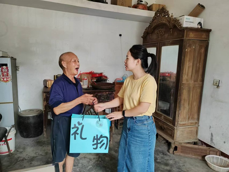 鹤岭镇开展“月圆话乡贤，共筑家乡梦”中秋走访活动