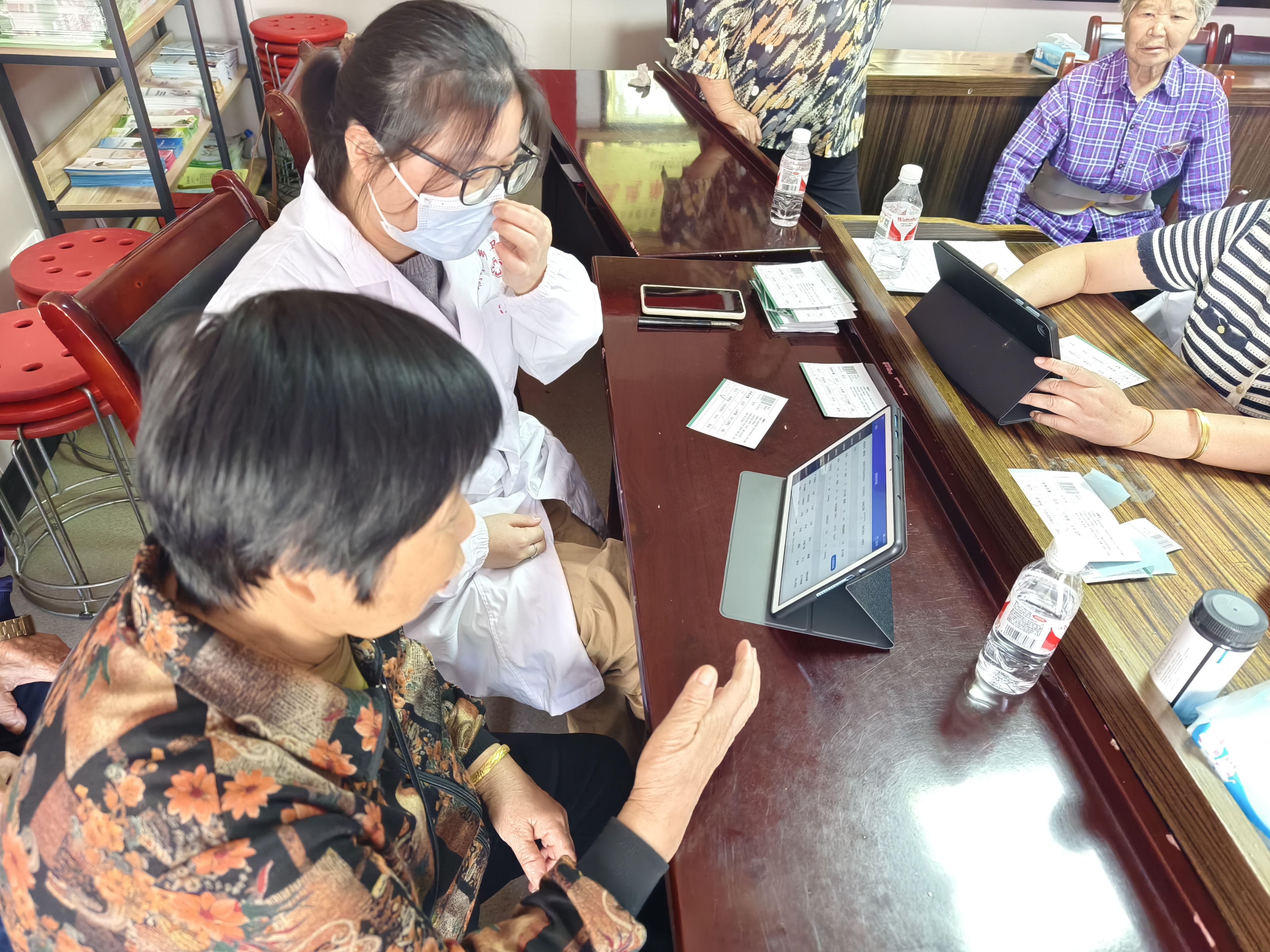 响水乡卫生院：首次使用智慧公卫系统开展老年人体检服务
