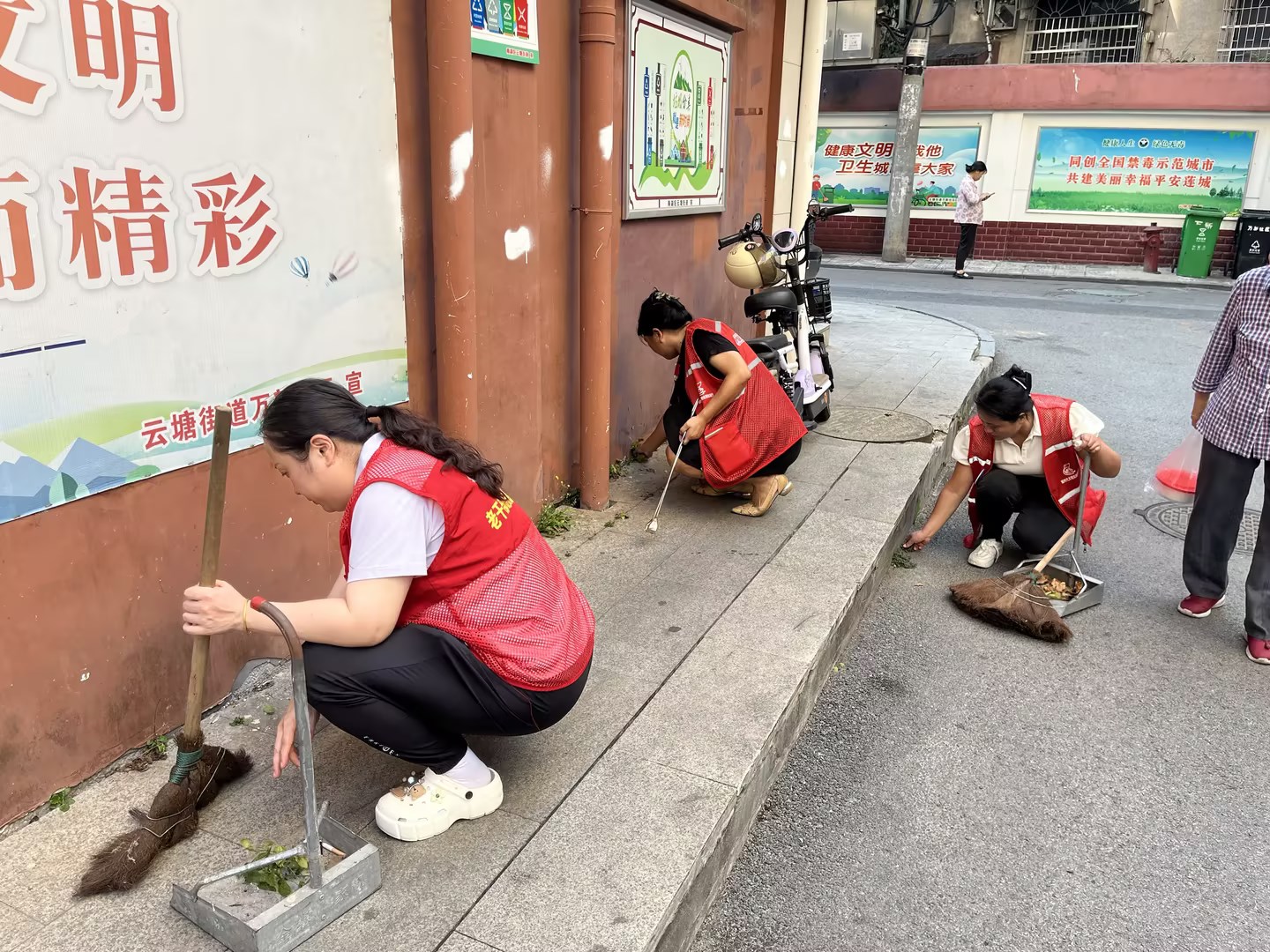 云塘街道：开展“清洁环境卫生 共建美好家园”节前环境卫生整治活动。