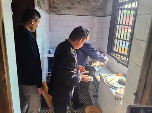 雨湖“城管蓝”用心守护“中国红”，让城市“靓起来”