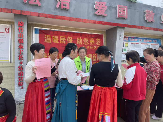 楠竹山镇：温暖居保 心系居民