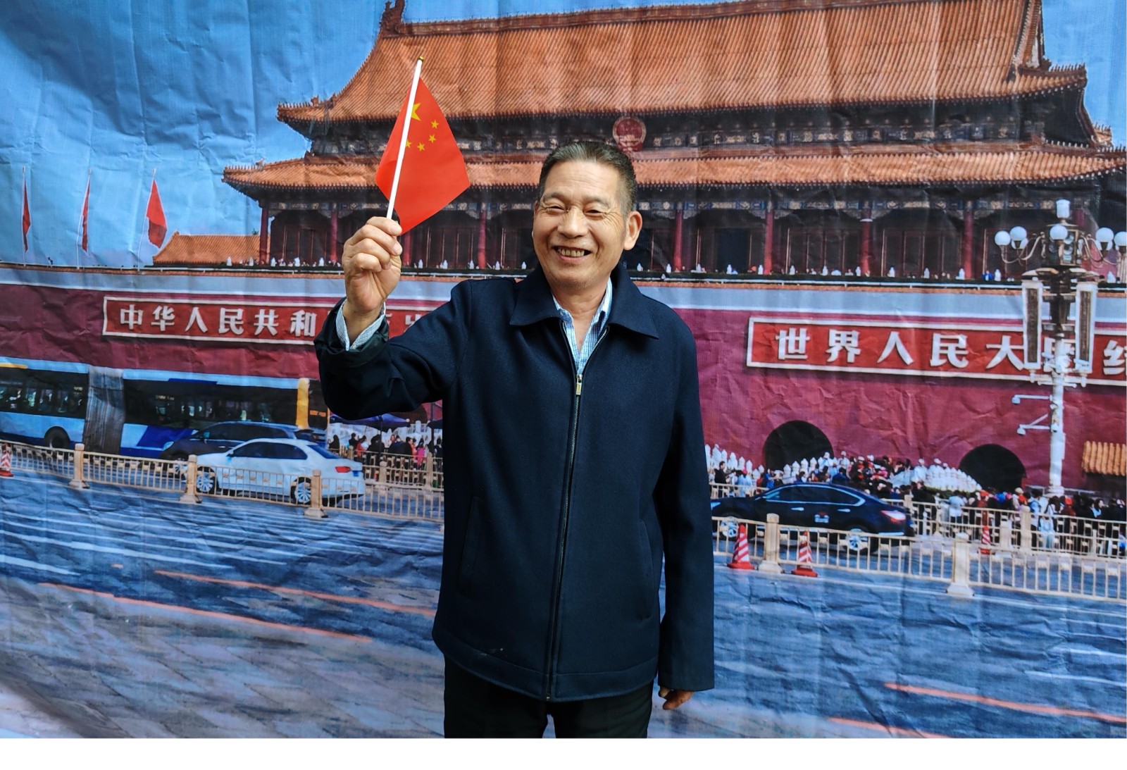 吉利社区：开展“情意深长 我与天安门合张影”重阳节圆梦服务活动