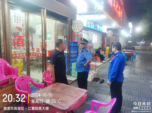 雨湖区城管局开展烧烤门店专项整治行动