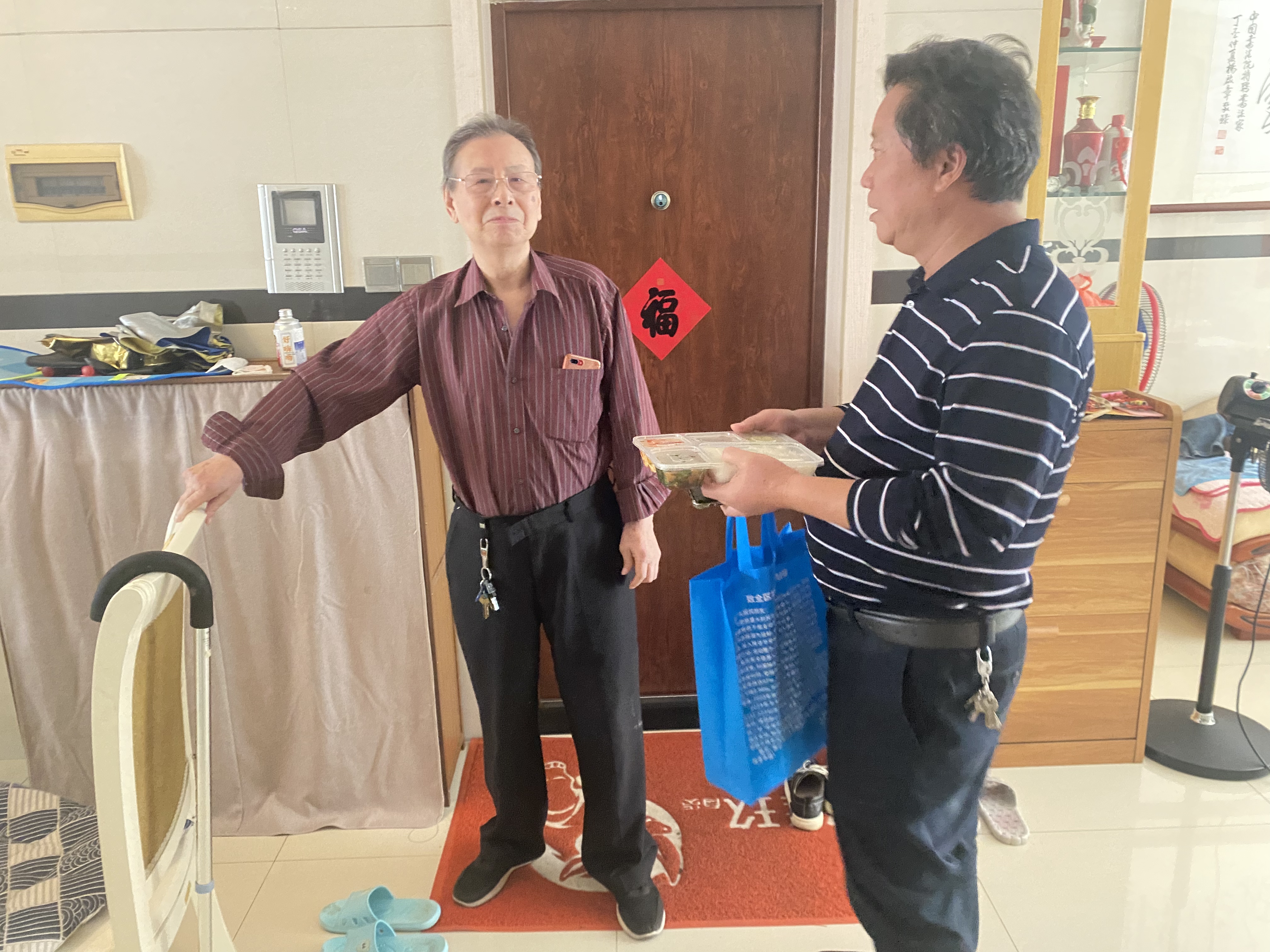 区人大云塘街道工委：重阳佳节送慰问 人大代表暖人心