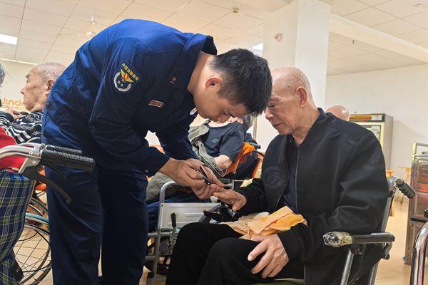 “重阳”与“消防”的温暖相遇，敬老爱老暖人心
