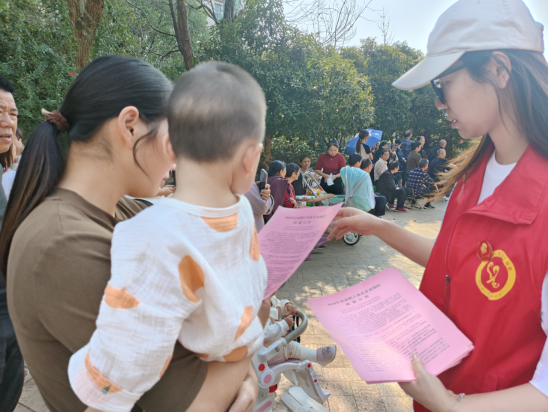 红旗社区积极行动，为居民解答延迟法定退休年龄政策