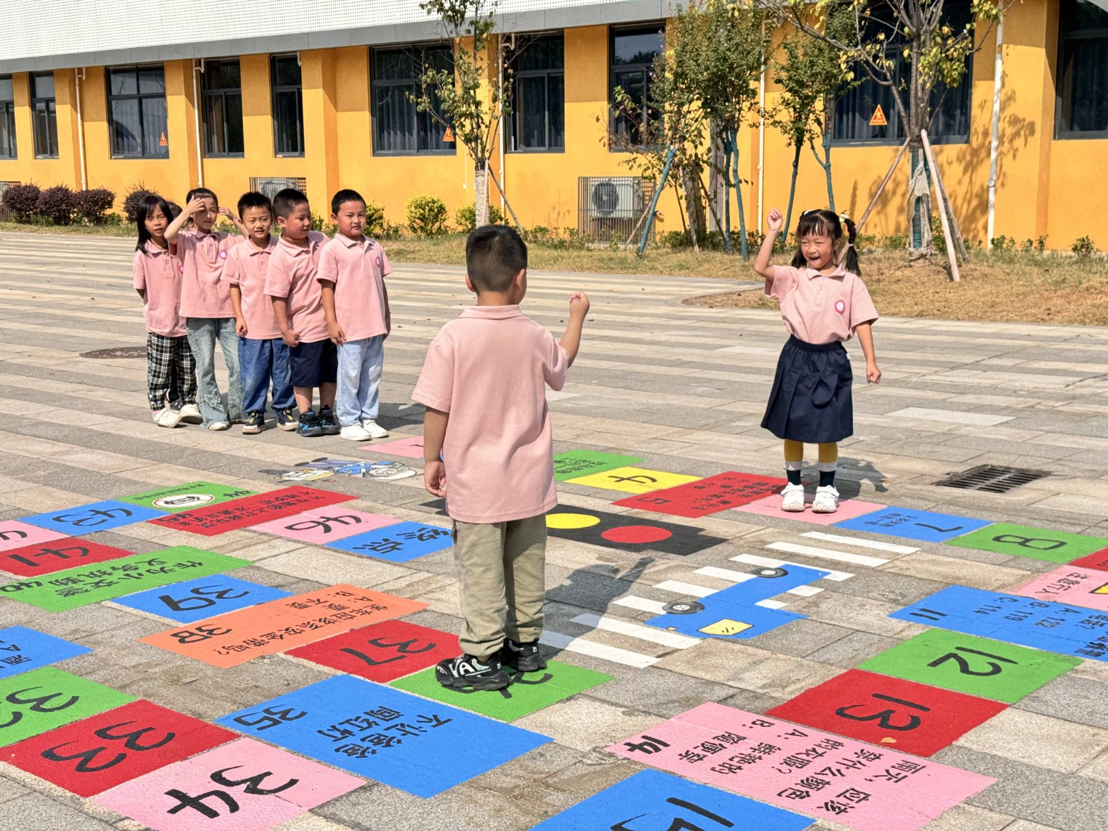九华风车坪雅爱小学：地绘炫彩雅爱园，童趣飞扬乐无边