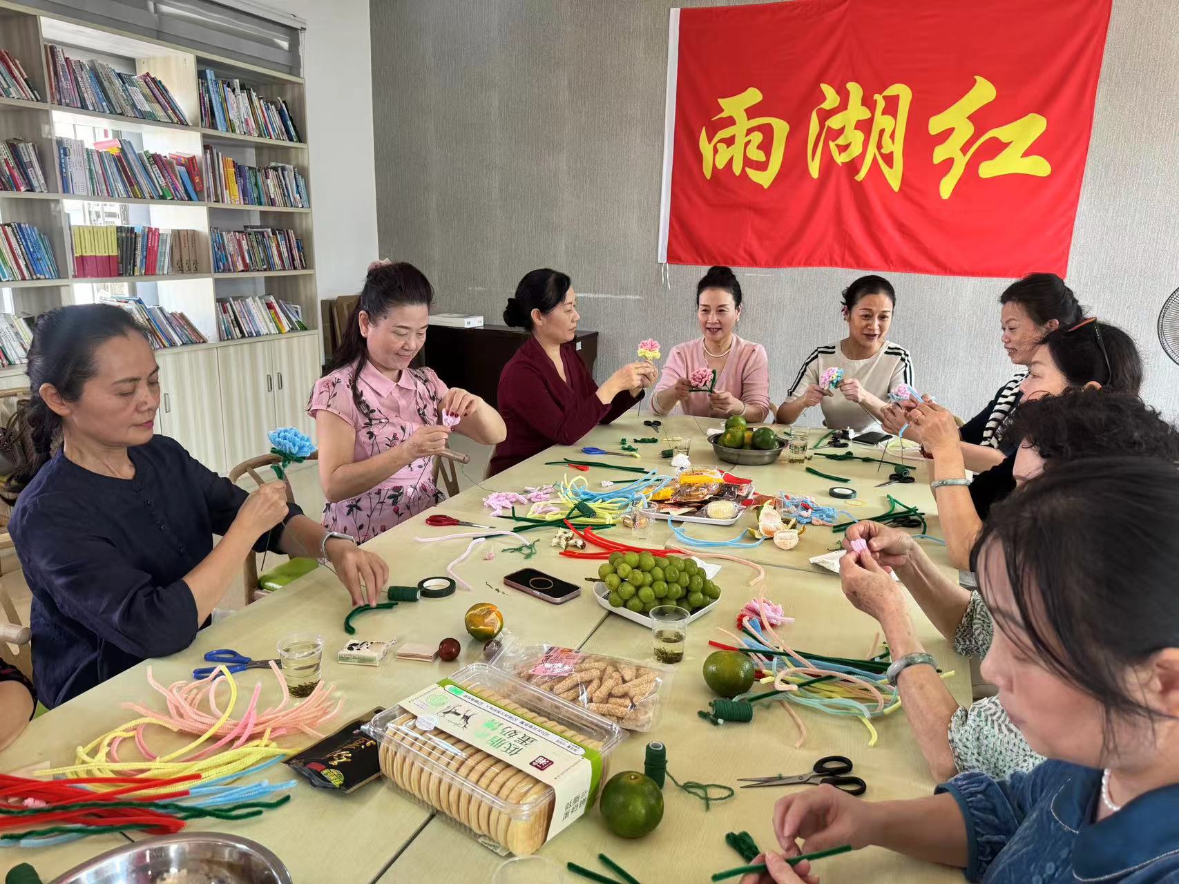 雪园社区：开展“金秋重阳，巧手汇梦”重阳节茶话会活动