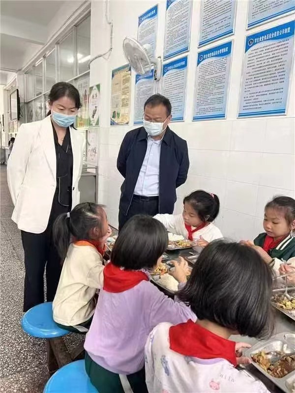 区领导带队开展食品安全“两个责任”督导工作