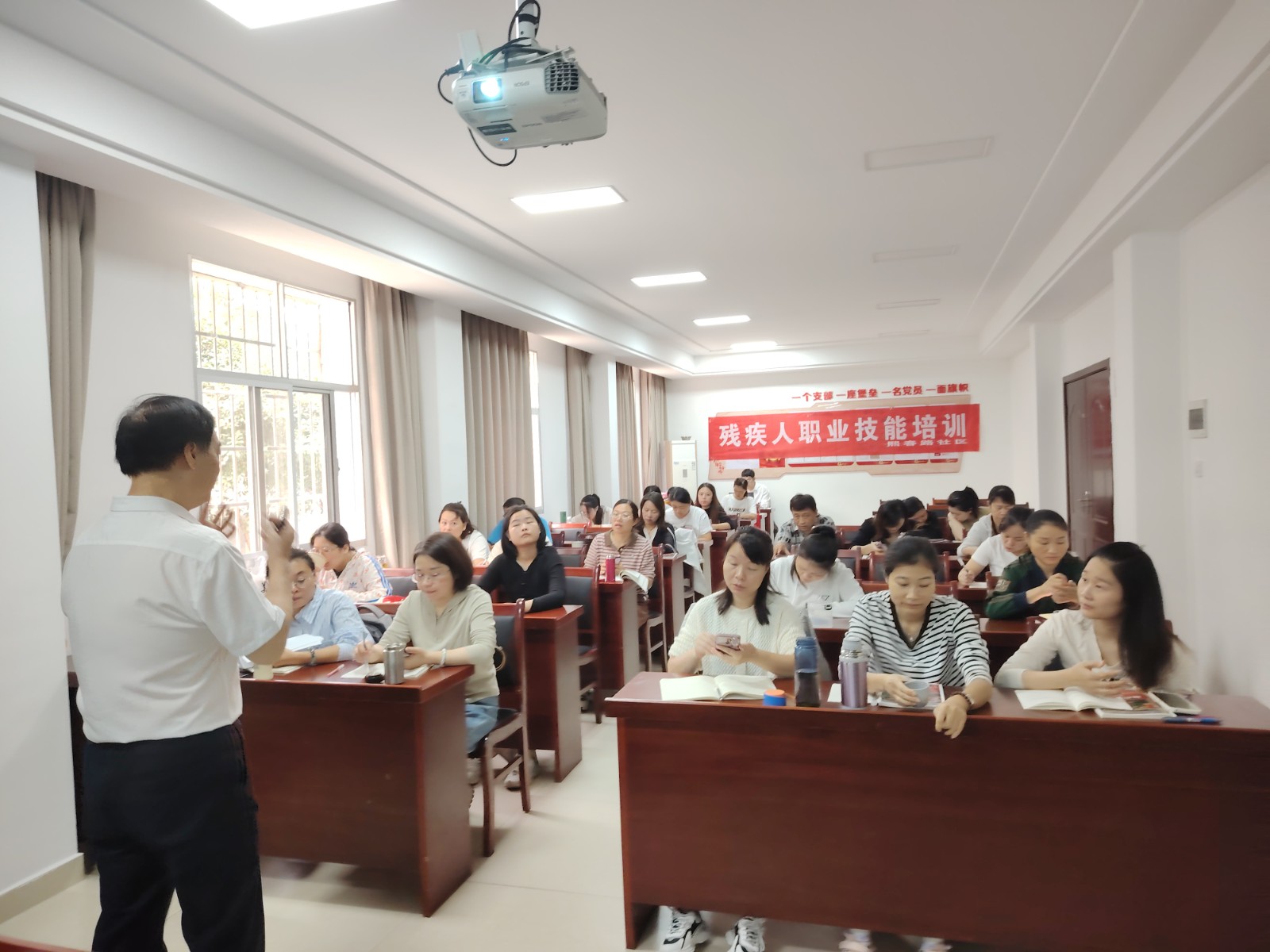 熙春路社区：开展残疾人职业技能培训活动