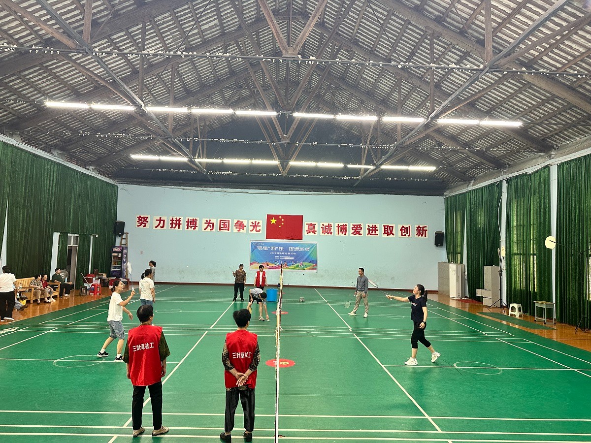 熙春路社区：开展“邻里‘羽’乐 挥洒激扬”羽毛球比赛活动