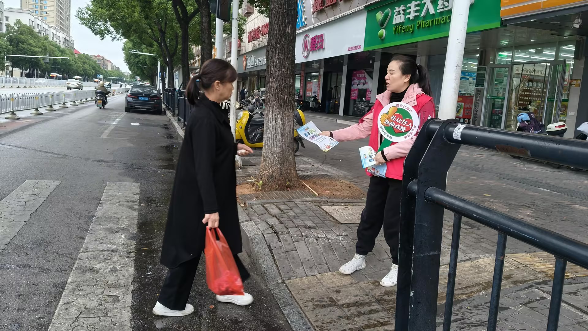 云塘街道：常态化驻守斑马线 共筑交通安全防线