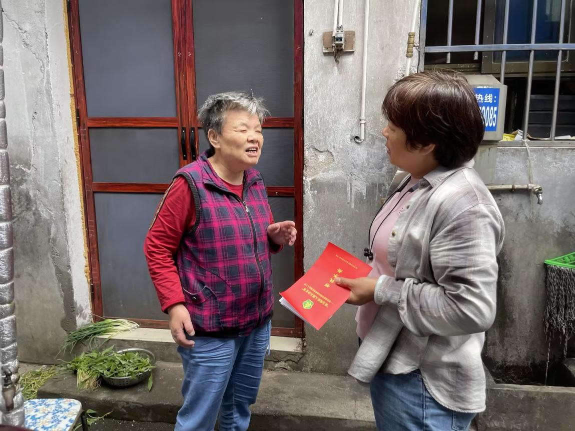 古梁巷社区：开展“情暖金秋 关爱老人”探访残疾老人活动