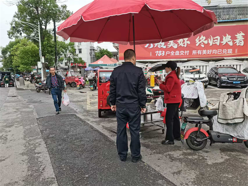 福利社区联合多部门对马路市场开展集中整治行动