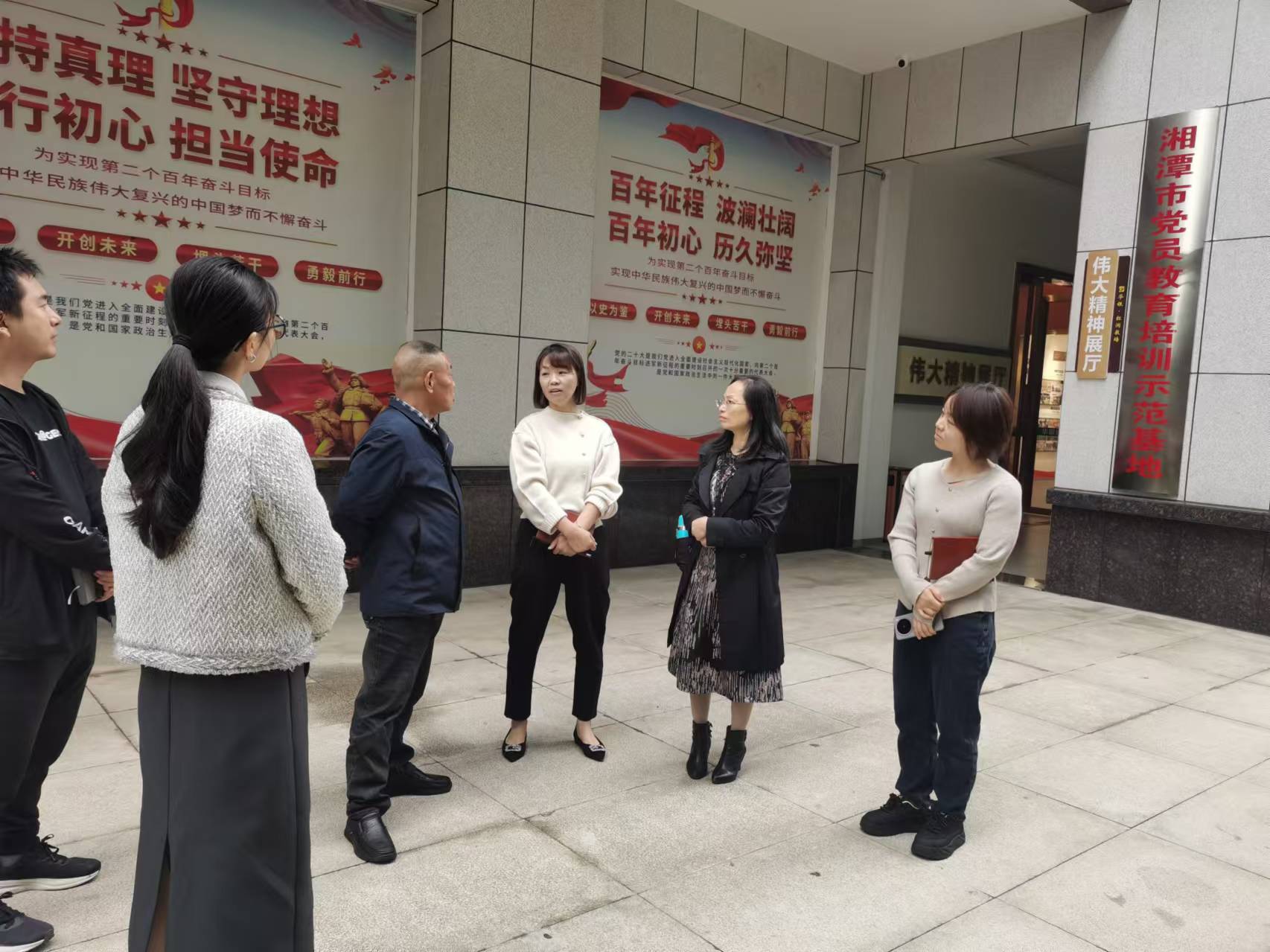 区委社会工作部调研城正街街道两新党组织党建工作