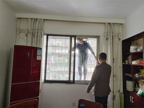 【扁平化治理】建设社区：八旬老人擦窗被困，扁平化治理高效解困