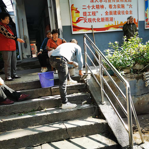 【我为群众办实事】邻里互助“扶一把” ，雨湖区鲁班殿社区安装楼梯扶手