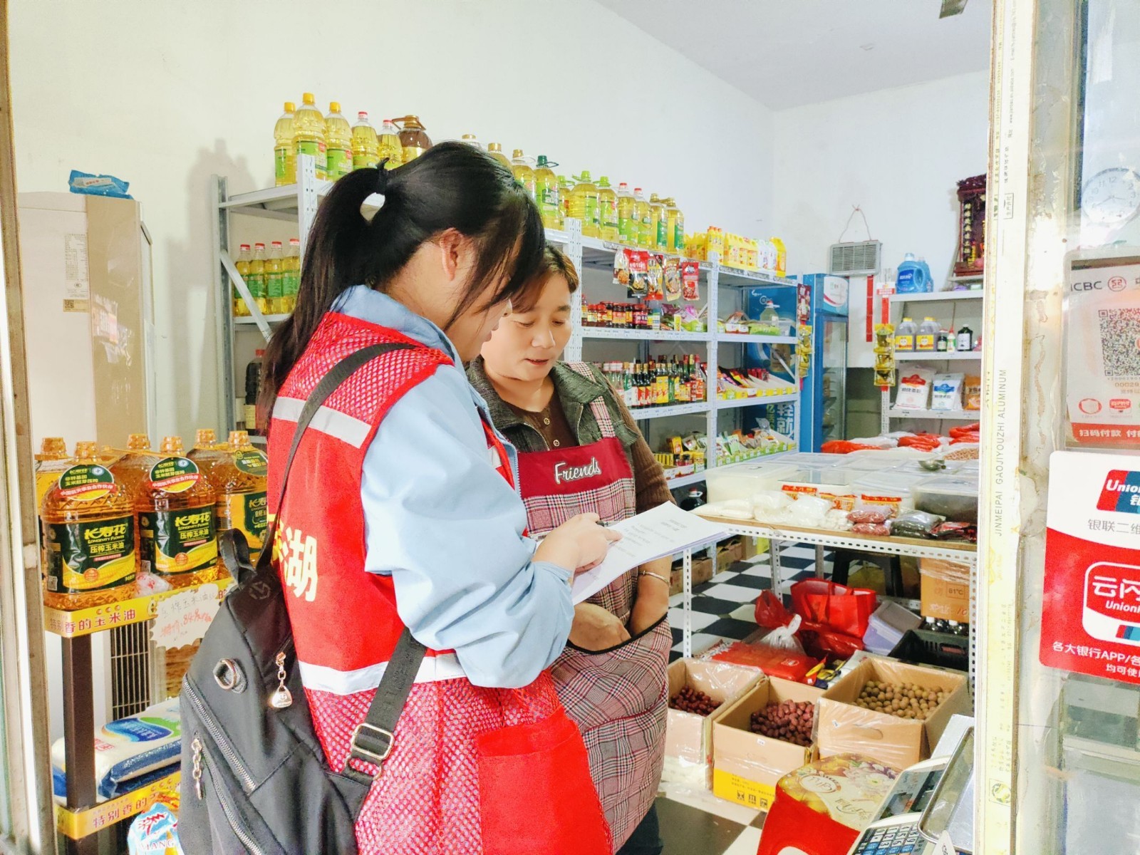 关圣殿社区：开展“挨家挨户敲响门 家庭安全要谨记”上户宣传